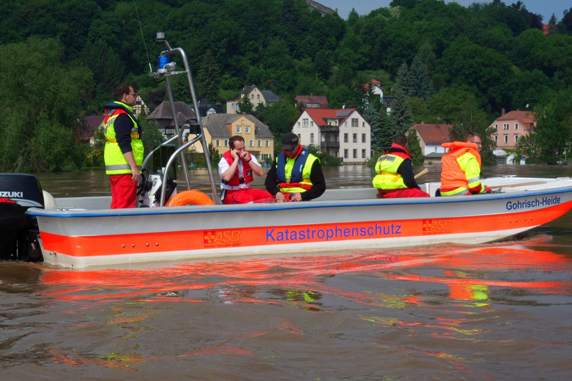 katastrophenschutz-einsatz-hochwasser-2013-ostdeutschland-bayern-boot.jpg